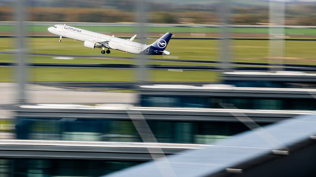 Klimaaktivisten legen Betrieb am Flughafen Berlin zwei Stunden lahm