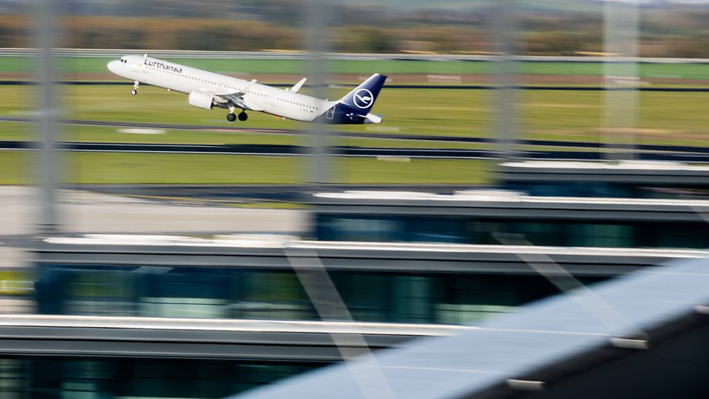 Klimaaktivisten legen Flugbetrieb am Hauptstadtflughafen BER lahm. Foto: Christoph Soeder/dpa