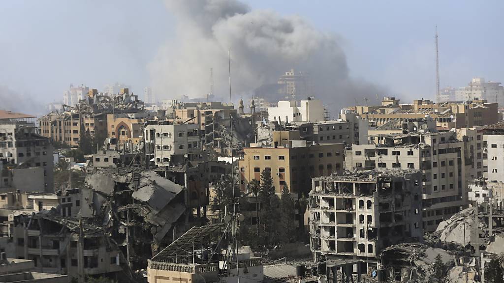 Rauch steigt nach israelischen Luftangriffen über den Häusern der Stadt auf. Foto: Abed Khaled/AP