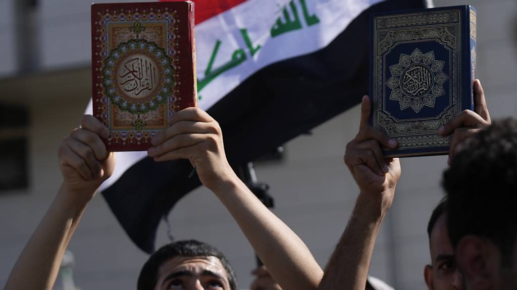 Die schwedische Botschaft in der irakischen Hauptstadt Bagdad ist bei einer Demonstration in Brand gesetzt worden. Wie ein Reporter der Nachrichtenagentur AFP am Donnerstag beobachtete, stieg Rauch aus dem Gebäude auf. Im Bild eine Demonstration vor der Botschaft am 30. Juni. (Archivbild)