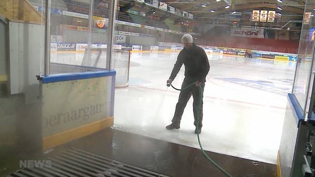 Langenthaler Eismeister präpariert Untergrund der Kunsteisbahn