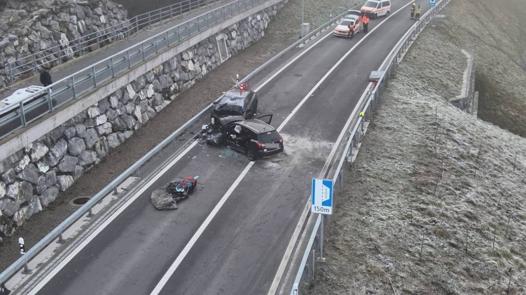 Der 39-jährige Verursacher dieses Unfalls in Wattwil SG musste von der Feuerwehr aus dem Auto geborgen werden. Er und zwei weitere Personen wurden verletzt.