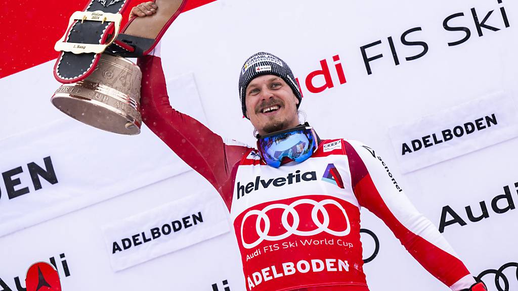 Manuel Feller freut sich über den Slalom-Sieg in Adelboden