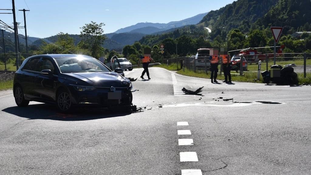 Trümmer an der Unfallstelle zeugen von der Heftigkeit der Kollision.