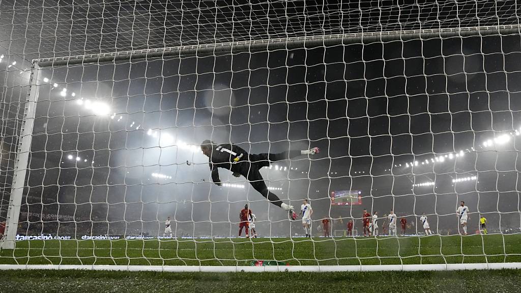 Yann Sommer wehrt in Genua einen Penalty ab, muss aber doch den späten Ausgleich hinnehmen. (Archivbild)