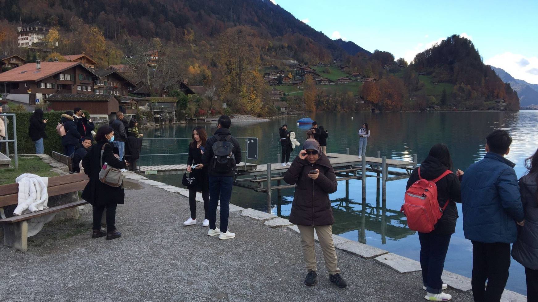 Touristen stehen im Herbst 2022 Schlange, um ein Foto auf dem Steg zu machen. Seither haben die Zahlen stetig zugenommen. 