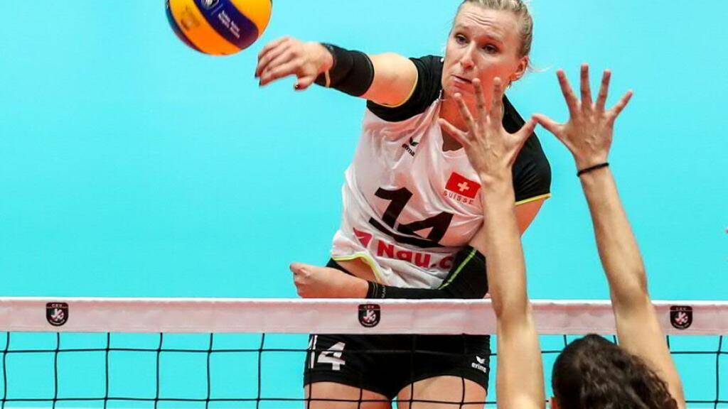 Captain Laura Künzler beim Smash