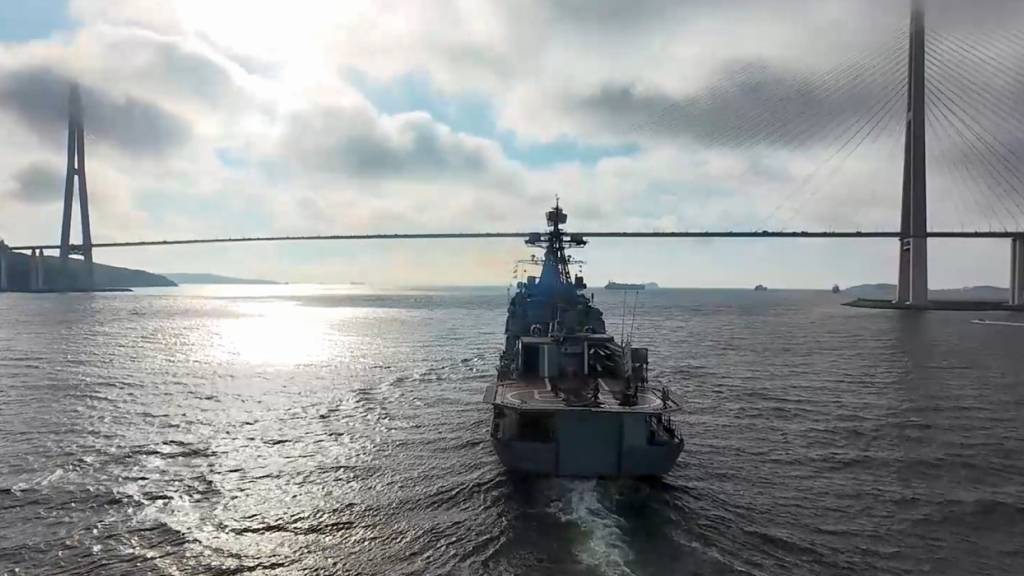 HANDOUT - Ein Kriegsschiff der russischen Pazifikflotte fährt während der strategischen Kommando- und Stabsübung Ocean-2024. Foto: Russisches Verteidigungsministerium/AP/dpa - ACHTUNG: Nur zur redaktionellen Verwendung und nur mit vollständiger Nennung des vorstehenden Credits