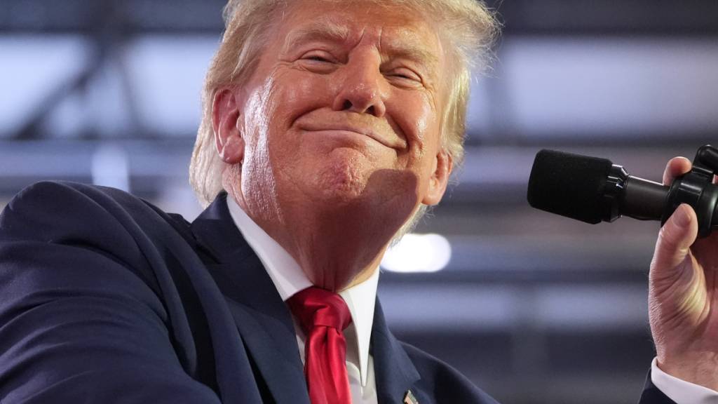 US-Präsident Donald Trump hält auf dem Sioux Gateway Airport in Sioux City, Iowa, eine Rede bei einer Wahlkampfveranstaltung. Foto: Alex Brandon/AP/dpa