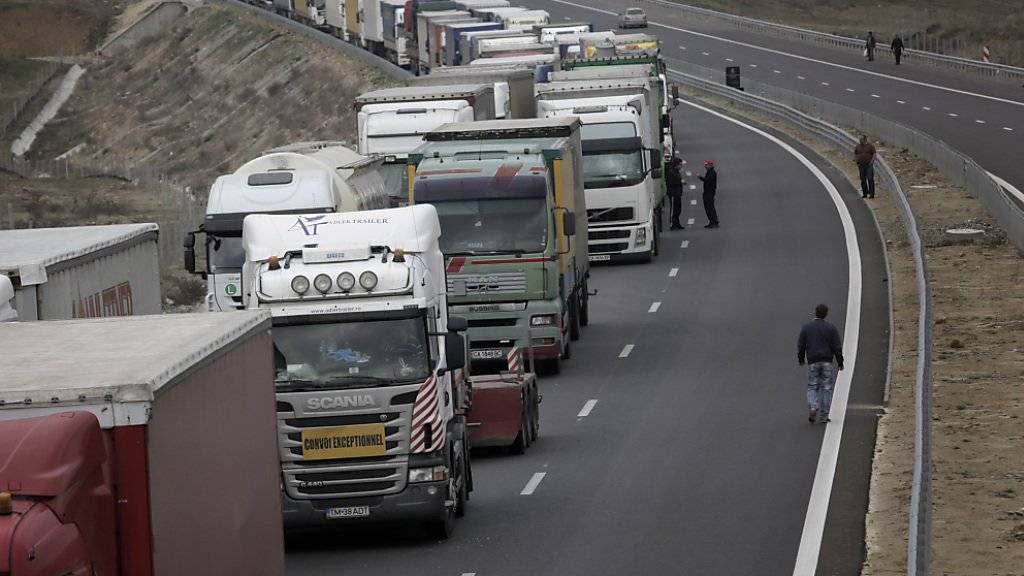 Lange Schlangen vor einem bulgarisch-griechischen Grenzübergang: Bulgarische Lastwagenfahrer blockierten als Antwort auf Blockaden griechischer Bauern sämtliche Grenzübergänge zwischen den beiden Ländern.