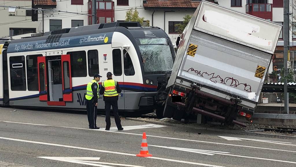 Heftige Kollision zwischen Lastwagen und Regionalzug
