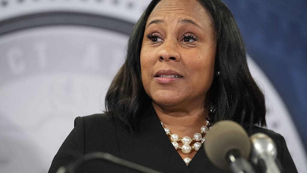ARCHIV - Fani Willis, Bezirksstaatsanwältin in Fulton County, spricht während einer Pressekonferenz. Foto: John Bazemore/AP/dpa