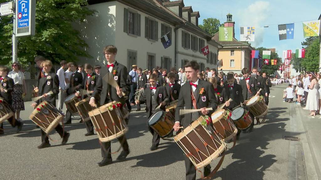 Heiss begehrt:  4'500 Personen stossen am Maienzug-Bankett zusammen an