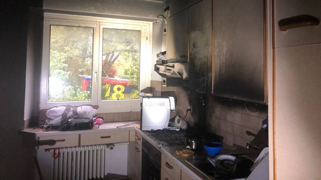 Die ausgebrannte Küche in einem Mehrfamilienhaus in Neuhausen am Rheinfall.