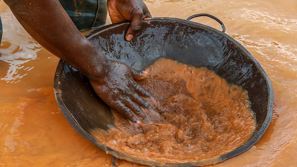 Goldmine in Ghana: Gold, Silber und Palladium belasten beim Abbau die Umwelt besonders stark, weshalb sich das Recycling aus Klimaschutzgründen besonders lohnt. (Archivbild)