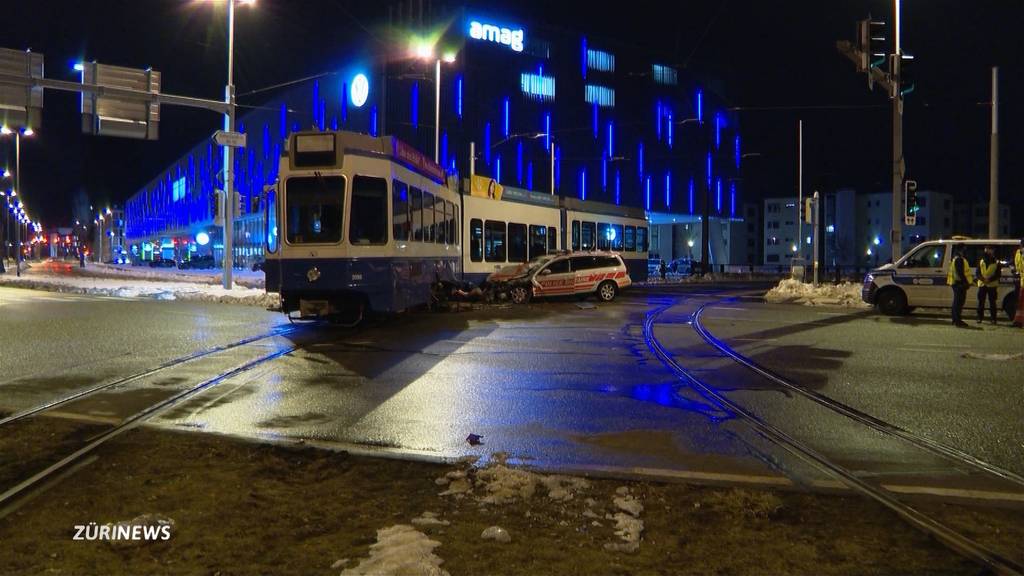 Dübendorf: Auto der Militärpolizei kracht in Tram