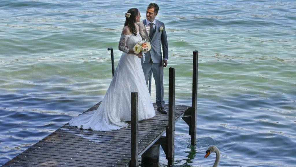 Hochzeitspaar am Ufer des Zürichsees - Menschen in Partnerschaften erkranken seltener an Demenz. (Symbolbild)