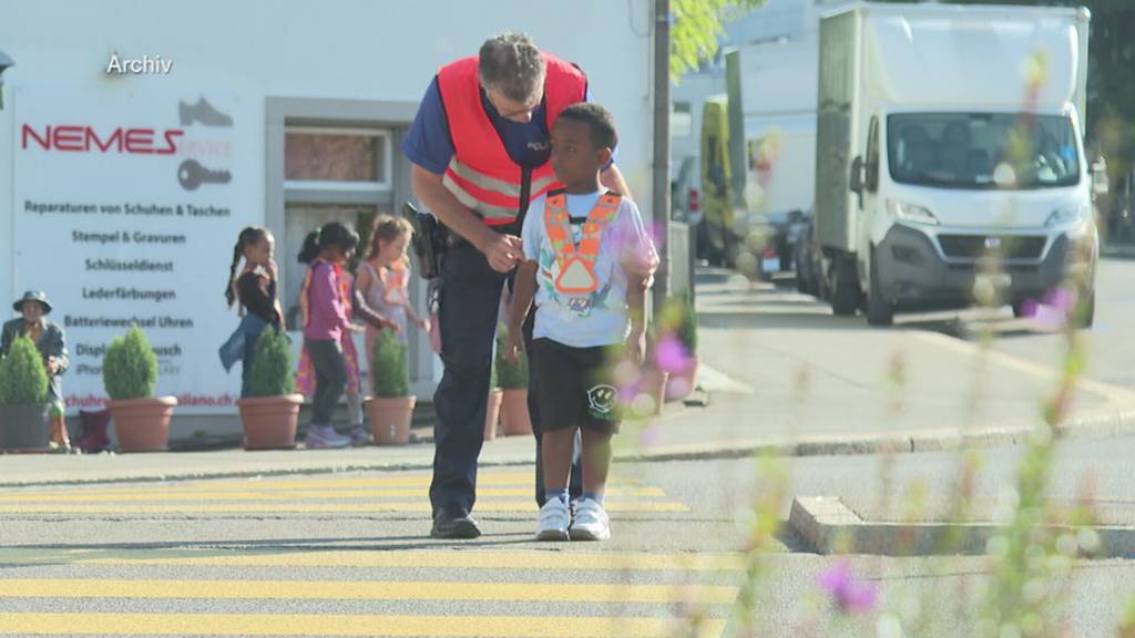 Luege, brämse, halte: Stadtpolizei St.Gallen sensibilisiert mit Schulwegkampagne