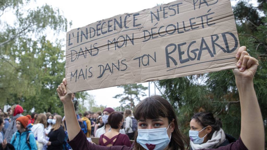 Diese junge Frau trägt ein Plakat mit dem Slogan: «Die Schamlosigkeit liegt nicht in meinem Ausschnitt, sondern in deinem Blick.»