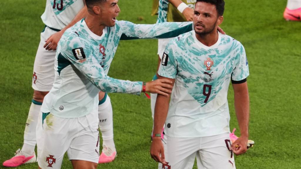 Cristiano Ronaldo (links) gratuliert dem für ihn eingewechselten Teamkollegen Gonçalo Ramos zum 2:1-Siegtreffer gegen Kroatien