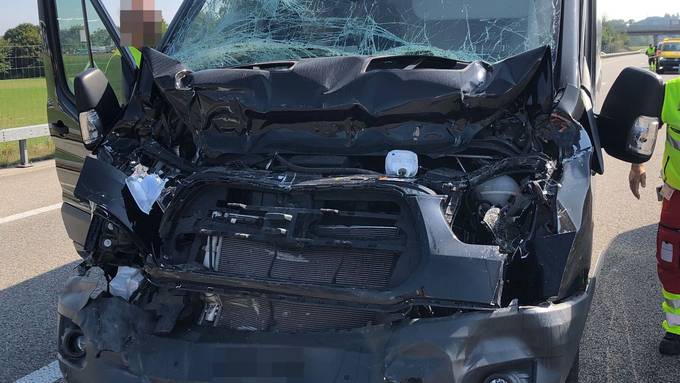 Lieferwagen prallt in Sattelschlepper – 2 Personen schwer verletzt