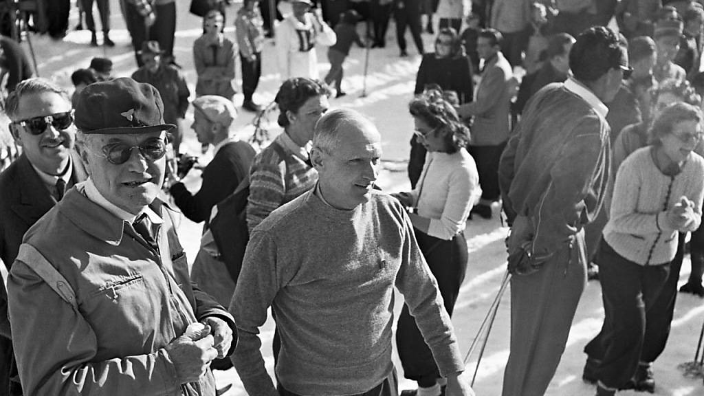 Sir Arnold Lunn, links zusammen mit Feldmarschall Montgomery (Mitte) 1949 an einer Feier des Kandahar-Skiclubs.  (Archivbild)