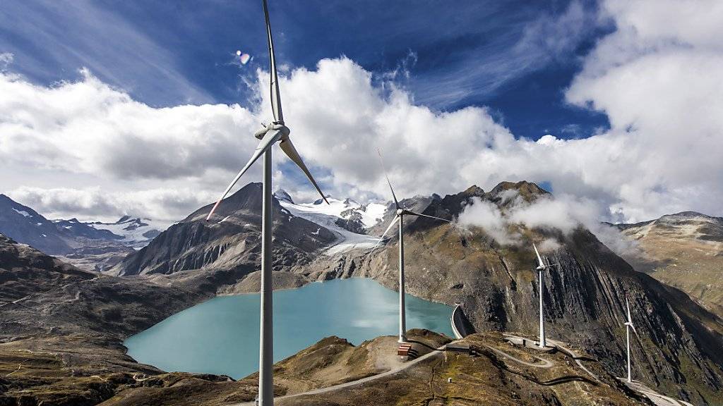 Wichtiger Beitrag zur Energiewende oder Verschandelung der Landschaft? Landschaftsschützer sind sich bei der Energiestrategie uneins. Im Bild: Windenergieanlage beim Nufenenpass.
