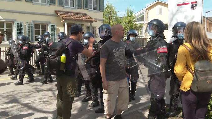 Rund 1500 Personen demonstrieren in Aarau gegen Corona-Massnahmen