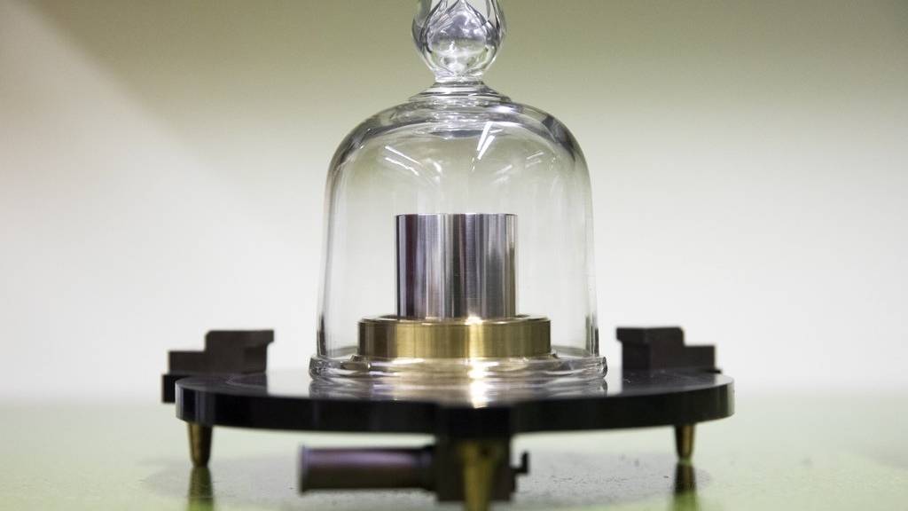 Eine Glashaube bedeckt das Ur-Kilogramm der Schweiz. Es ist eine Kopie des Originals von Paris.