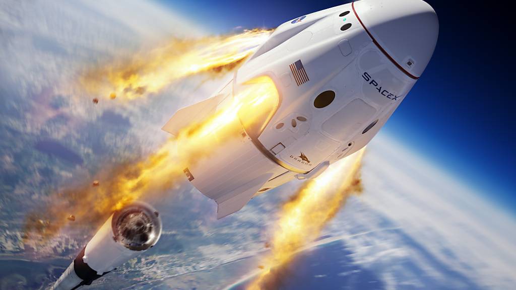 Elon Musk will mit den Satelliten seiner Firma SpaceX die Erde näher umkreisen. Amazon-Gründer Jeff Bezos und seine Firma Kuiper sind dagegen. (Symbolbild)
