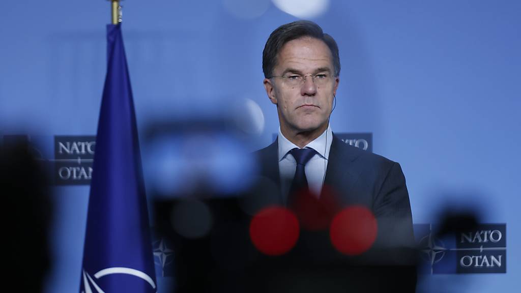 NATO-Generalsekretär Mark Rutte gibt während einer gemeinsamen Pressekonferenz mit dem rumänischen Ministerpräsident Ciolacu vor einem Treffen im NATO-Hauptquartier eine Erklärung ab. Foto: Omar Havana/AP/dpa