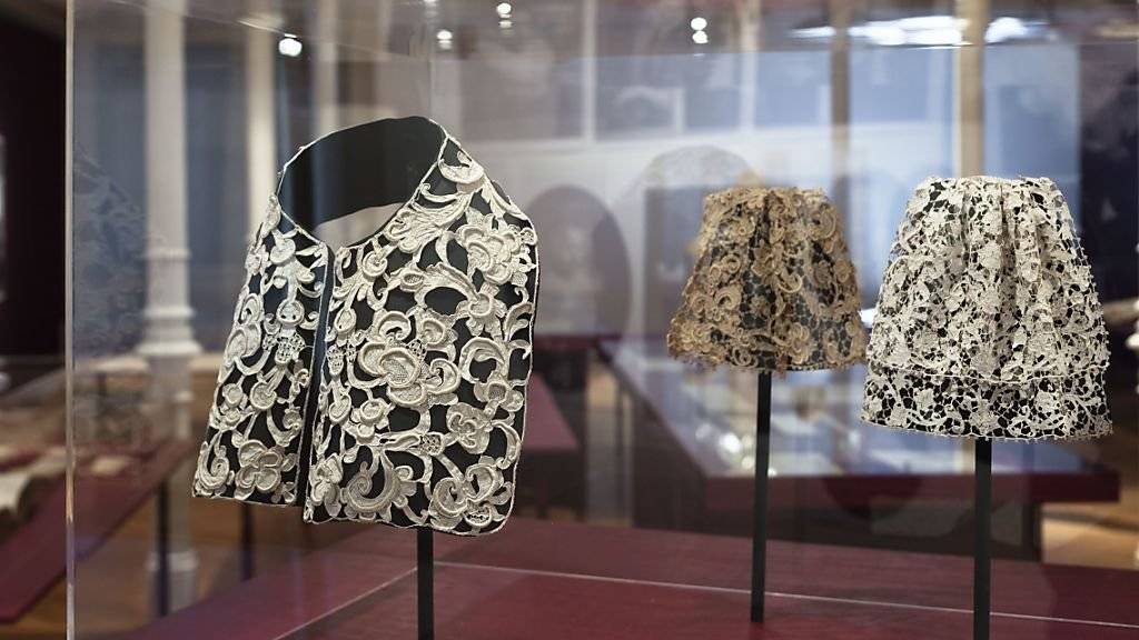 Im St. Galler Textilmuseum werden in einer neuen Ausstellung kostbare Spitzen gezeigt, wie sie bis zur Französischen Revolution vor allem von Adel und Klerus getragen wurden. (Textilmuseum St. Gallen)