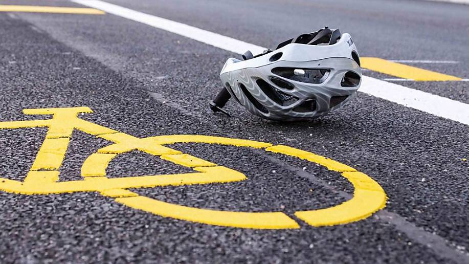 E-Bike-Fahrer bei Unfall mit Lieferwagen schwer verletzt