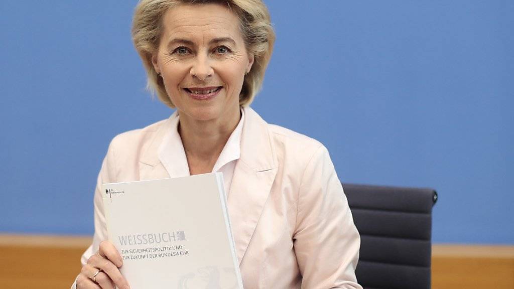 Die deutsche Verteidigungsministerin Ursula von der Leyen mit dem neuen Weissbuch der Sicherheitspolitik.