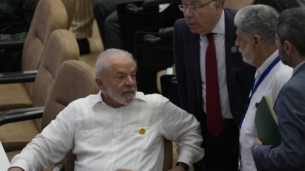 Luiz Inacio Lula da Silva (l), Präsident von Brasilien, nimmt am G77-Gipfel teil. Foto: Ramon Espinosa/AP/dpa