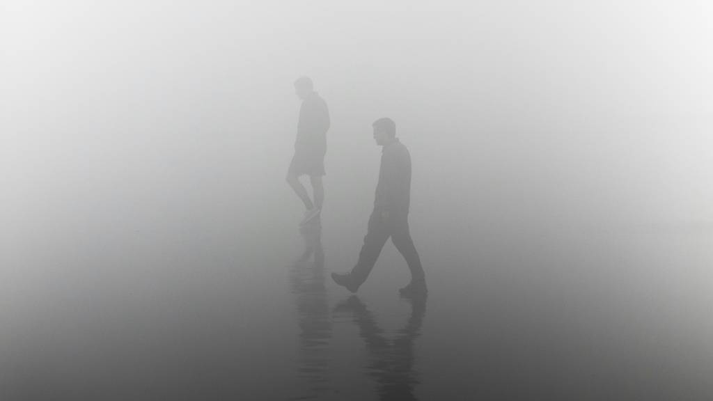 Zwei Menschen im Nebel