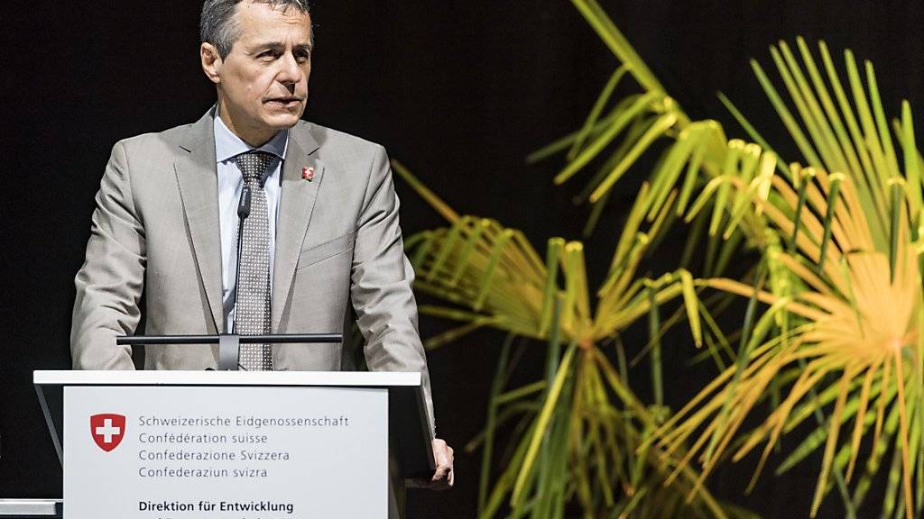 Aussenminister Ignazio Cassis will die Schweizer Entwicklungshilfe neu ausrichten. Der OECD-Entwicklungshilfeausschuss hält einen Teil der Pläne für sinnvoll. Kritisch beurteilt er die starke Verknüpfung mit dem Thema Migration. (Archivbild)
