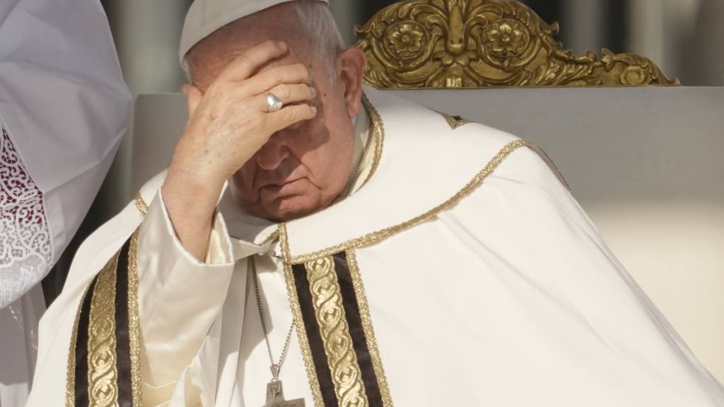 Papst Franziskus steht der Messe zur Eröffnung der Bischofssynode auf dem Petersplatz vor. Foto: Andrew Medichini/AP/dpa