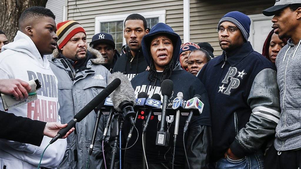 Die Mutter des in Chicago getöteten 19-Jährigen wandte sich am Sonntag an die Medien. Sie forderte eine Bestrafung der verantwortlichen Polizisten.