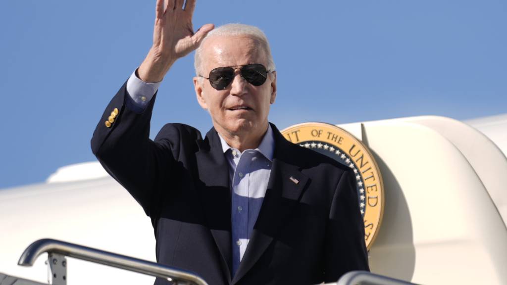 Joe Biden, Präsident der USA, winkt, bevor er am Denver International Airport in die Air Force One steigt. Foto: Andrew Harnik/AP/dpa