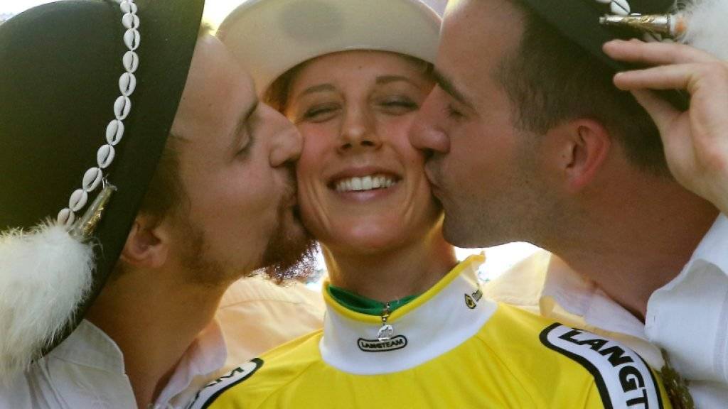 Küsse für Jolanda Neff bei der Siegerehrung der Polen-Rundfahrt