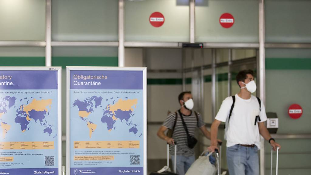 Viele Reisende am Flughafen Zürich tragen auch ohne Pflicht eine Hygienemaske. (Archivbild)