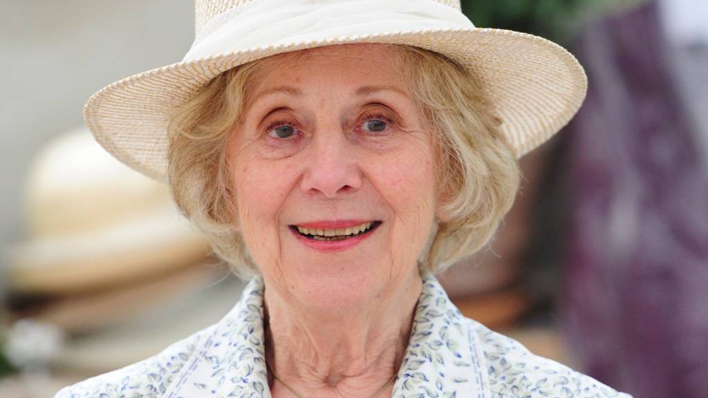 ARCHIV - Die Schauspielerin Bibiana Zeller (Erna) lächelt während eines Settermins zum ARD-Film «Hochzeiten» in einer Gärtnerei. Die österreichische Schauspielerin Bibiana Zeller ist tot. Sie sei am 16.07.2023 im Alter von 95 Jahren gestorben, bestätigte ihr Sohn am 17.07.2023 der Deutschen Presse-Agentur. Foto: Marc Müller/dpa