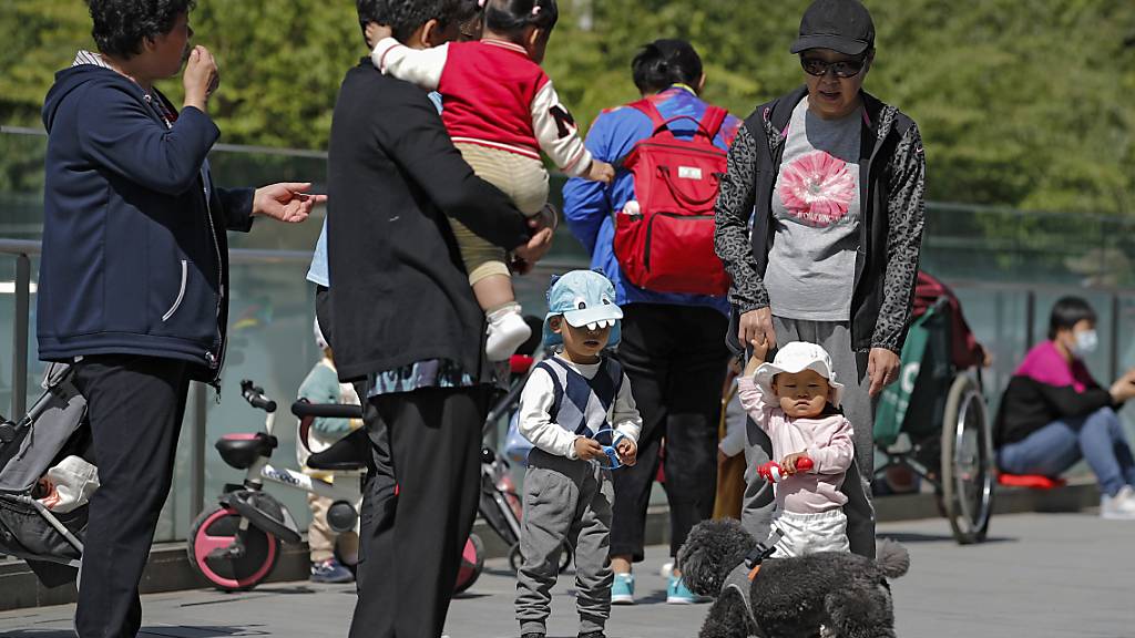 ARCHIV - Chinas Bevölkerungswachstum stagniert. Die Zahl der Geburten ging drastisch zurück. Foto: Andy Wong/AP/dpa