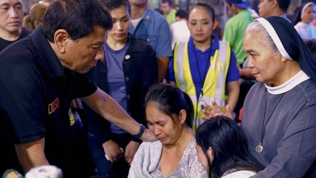 Nach dem Brand in einem Einkaufszentrum auf den Philippinen sind die Leichen von 36 noch vermissten Opfern entdeckt worden. Insgesamt starben 37 Menschen. Staatspräsident Rodrigo Duterte kondolierte Hinterbliebenen der Opfer.