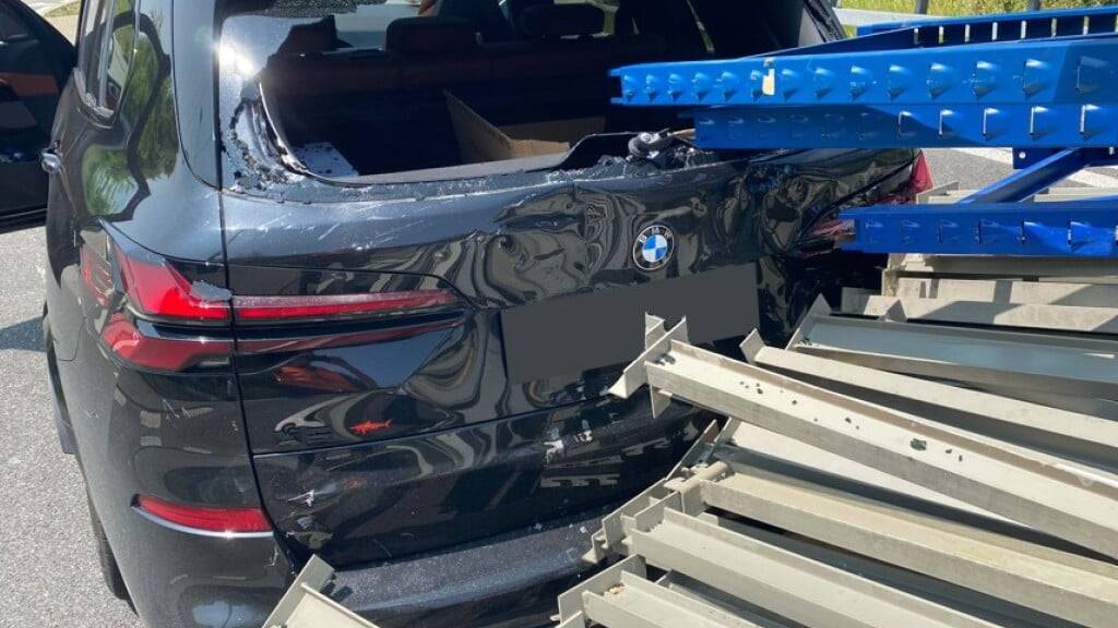 Das Heck des Autos wurde bei dem Unfall stark beschädigt.