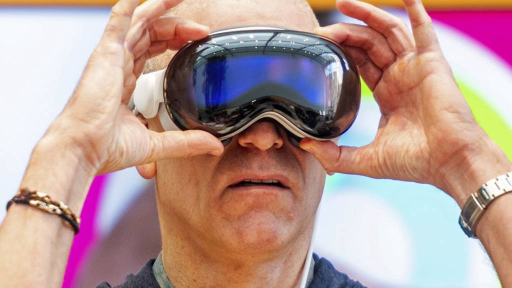 Das US-Verkehrsministerium hat mit einer eindringlichen Warnung auf Video-Aufnahmen von Tesla-Fahrern reagiert, die mit einer der neuen Computer-Brillen von Apple am Steuer unterwegs sind. Im Bild Apples Vision Pro. (Archivbild)