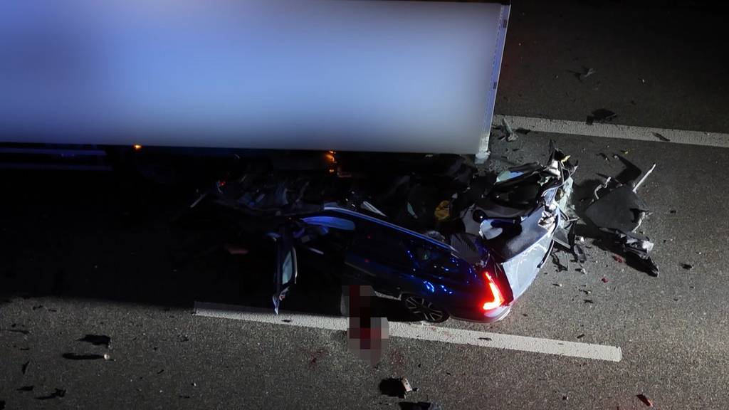 Tödlicher Unfall auf A3: Auto prallt ungebremst in Sattelzug am Stauende