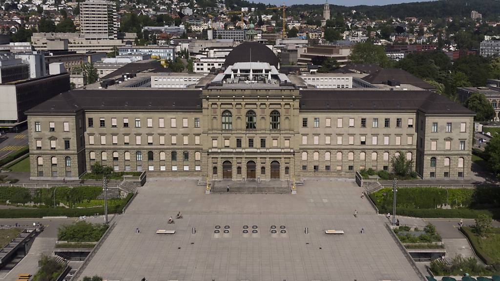 Für ausländische Studentinnen und Studenten dürfte ein Studium an der ETH Zürich oder der EPFL bald deutlich mehr kosten. (Archivbild)