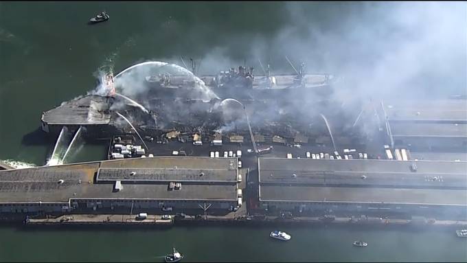 Grossbrand an historischem Kai im Hafen von San Francisco
